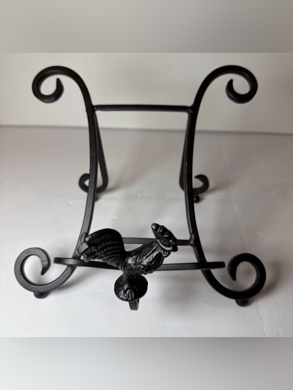 Vintage Black Wrought Iron Rooster Plate Display Stand Holder 10” x 10”